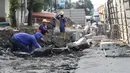Aktivitas pekerja menyelesaikan proyek revitalisasi trotoar di Jalan Salemba Raya, Jakarta, Jumat (6/9/2019). Proyek revitalisasi trotoar dengan anggaran Rp 75 miliar ini ditargetkan rampung pada Desember mendatang. (Liputan6.com/Helmi Fithriansyah)