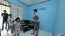 Sony Wakwaw dan keluarga saat tiba di rumah barunya di kawasan Cibubur, Jakarta Timur. Foto diambil pada Kamis (4/12/2014). (Liputan6.com/Herman Zakharia)