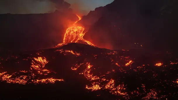Pesona Magma Pijar Erupsi Gunung Etna