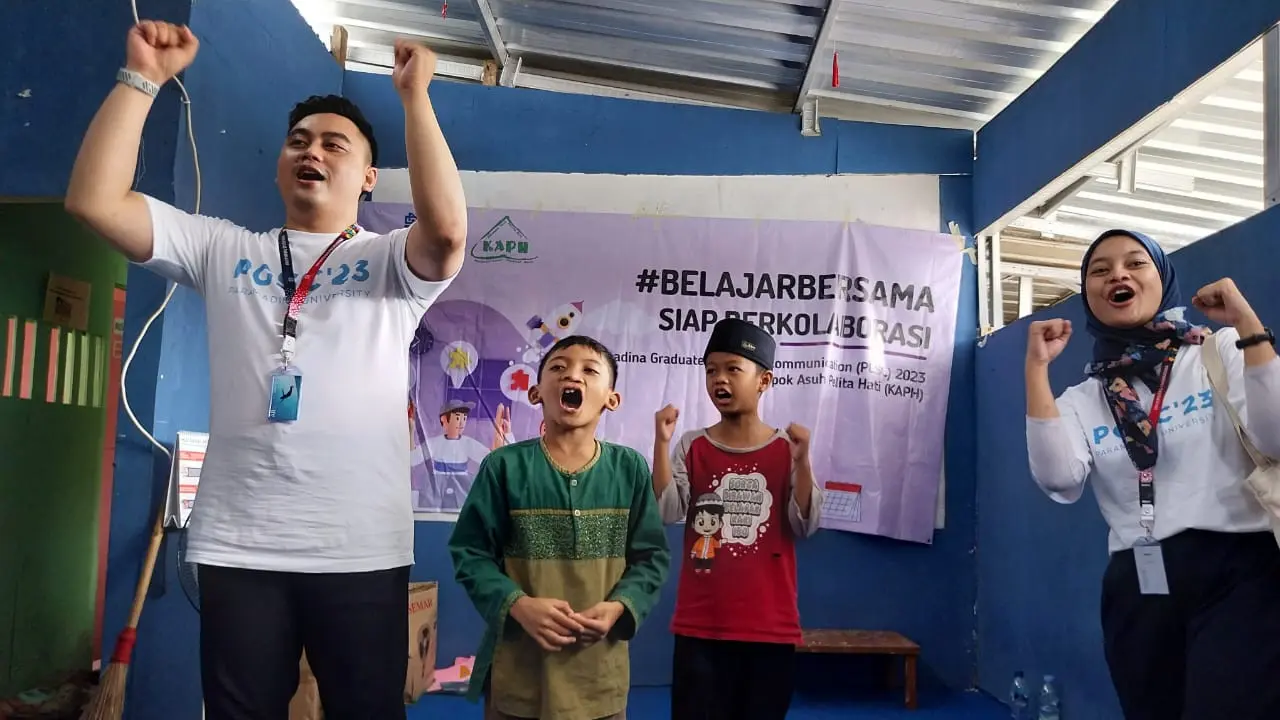 Mahasiswa Magister Coorporate Communication Paramadina University menggelar proyek sosial memperkenalkan dunia kerja di sektor komunikasi pada masyarakat di Lebak Bulus, Jakarta Selatan. (Istimewa)
