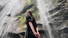 Memiliki hobi travelling dan suka mencoba olahraga ekstrem, Naysilla Mirdad saat mengunjungi air tejun ini ditemani oleh sang mama. Biasanya bersama kekasih, namun kali ini ia jalani liburan bersama orang tua. (Liputan6.com/IG/@naymirdad)