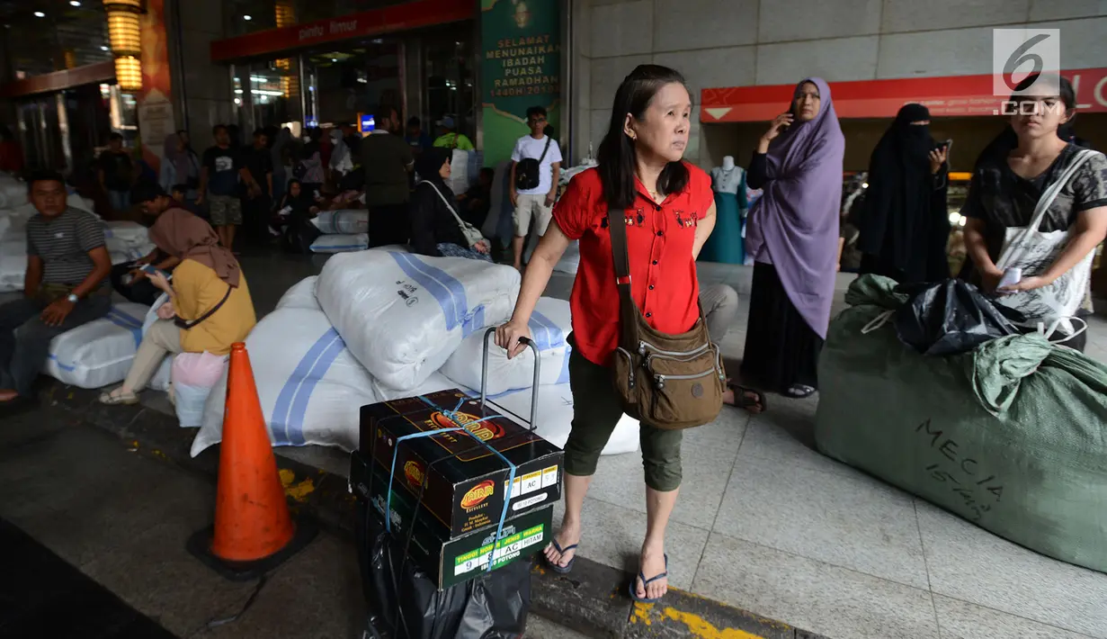 Seorang wanita menunggui di Pasar Tanah Abang, Jakarta, Sabtu (25/5/2019). Sebelumnya, saat terjadi Aksi 22 Mei 2019, pusat perbelanjaan ditutup sehingga tidak ada kegiatan perdagangan maupun akses transportasi di kawasan ini. (merdeka.com/Imam Buhori)