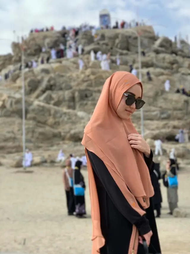 7 Potret Ayu Ting Ting saat Pakai Hijab, Bikin Pangling Netizen
