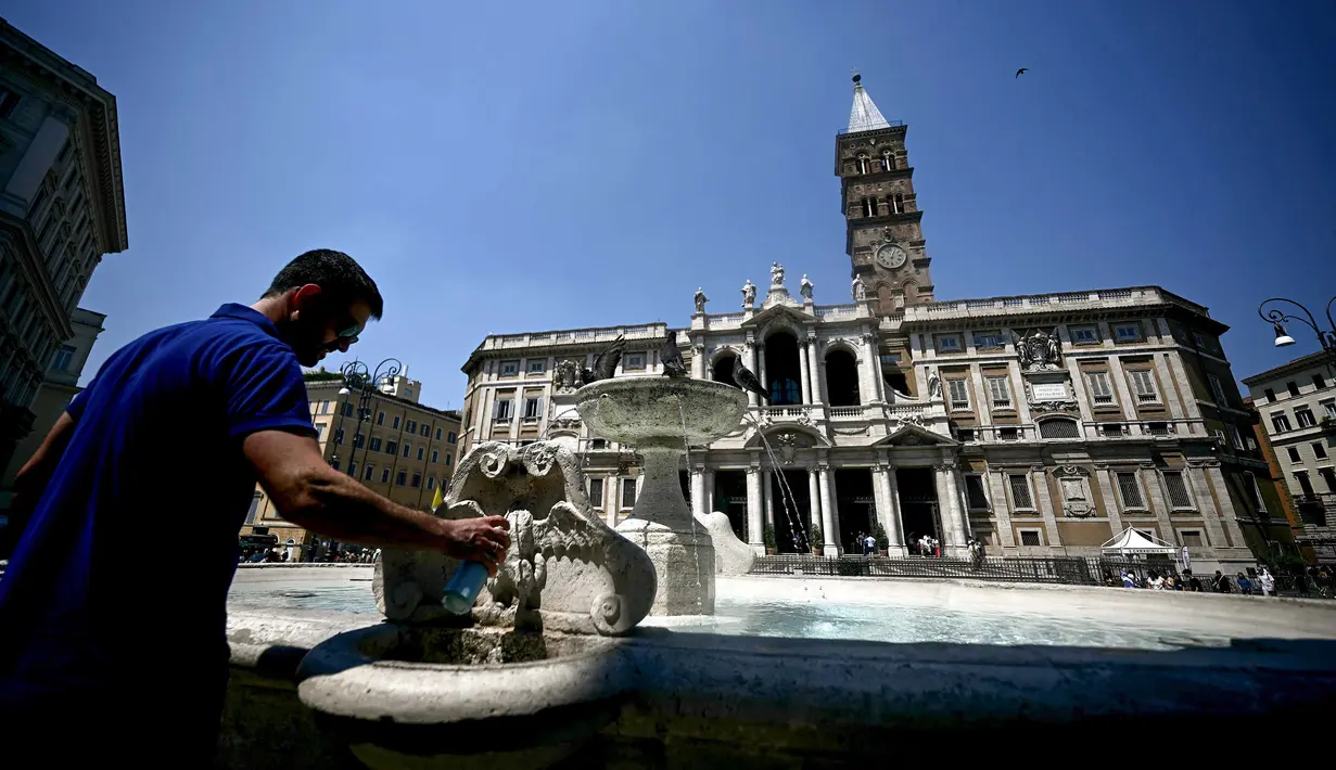 Pemerintah dan otoritas setempat telah mengambil langkah-langkah seperti menyediakan tempat berteduh dan fasilitas pendingin di tempat umum. (Filippo MONTEFORTE/AFP)