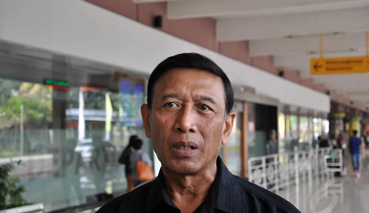 Ketua Umum Partai Hanura, Wiranto juga terlihat hadir di Bandara Halim Perdanakusuma, Jakarta, (29/8/14). (Liputan6.com/Miftahul Hayat)
