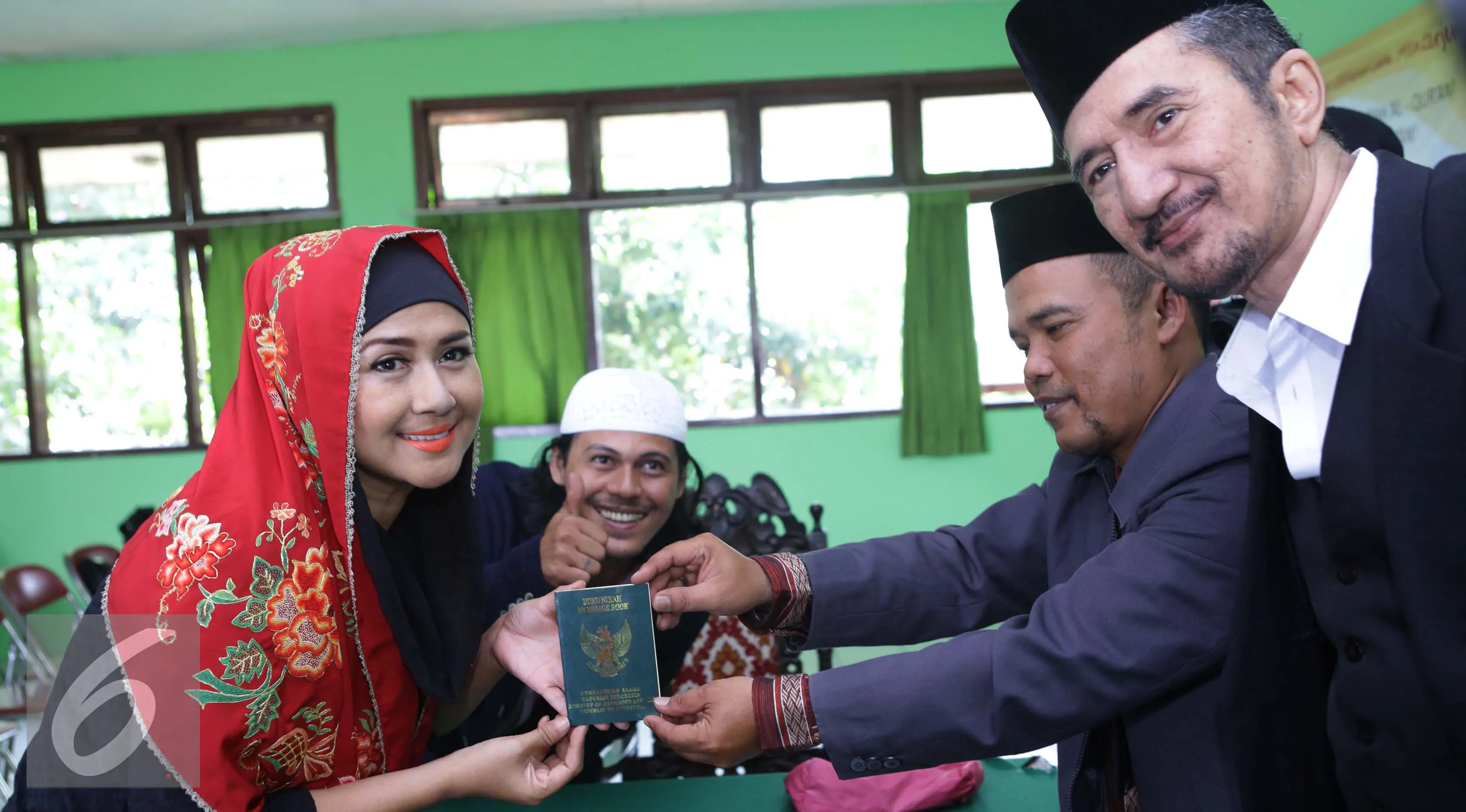 Ria Irawan berpose menunjukan buku nikah seusai Ijab Qabul di KUA Cilandak, Jakarta, Jumat (23/12). Sebelumnya, Ria Irawan sudah pernah menikah dengan seorang pengusaha bernama Yuma Wiranatakusumah pada 1997 silam. (/Herman Zakharia)