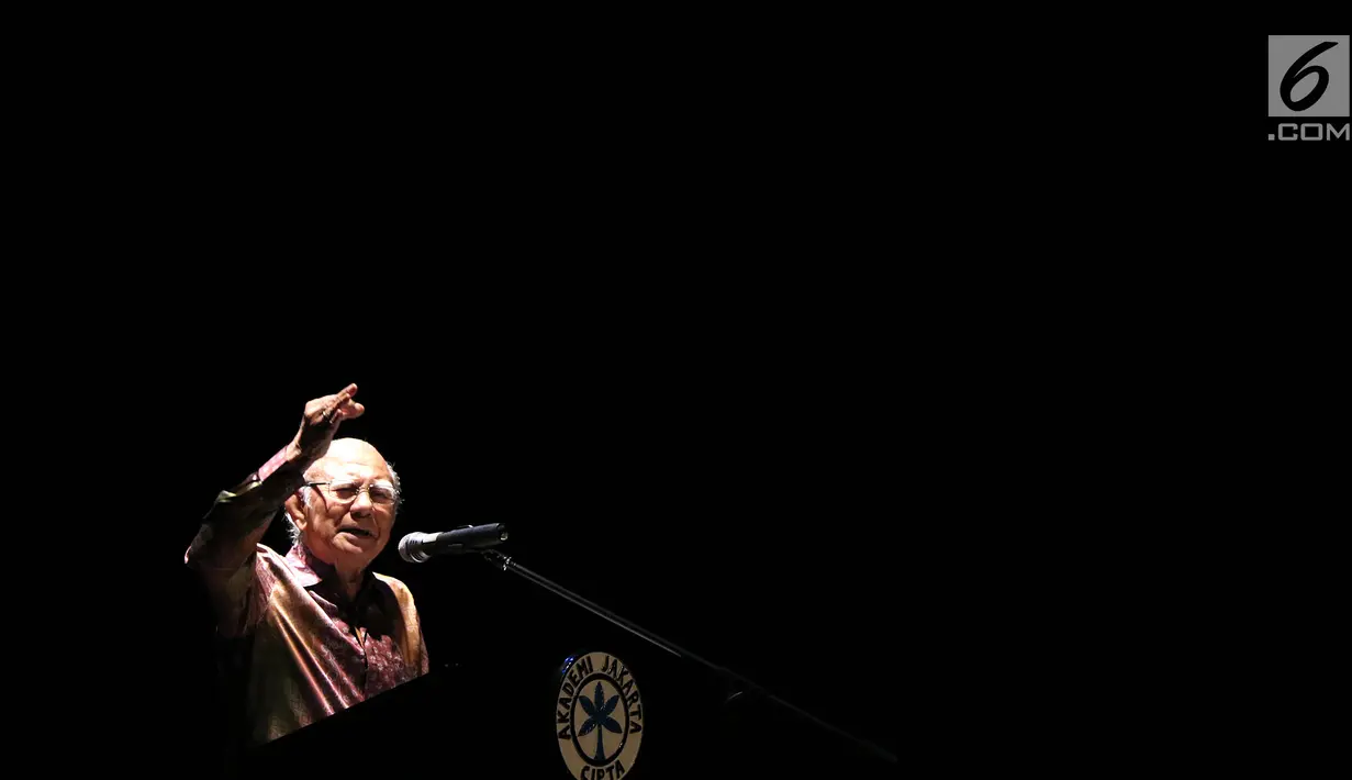 Ketua Dewan Pertimbangan Presiden periode 2010-2014, Emil Salim saat menyampaikan Renungan Pancasila di Teater Kecil TIM, Jakarta, Selasa (7/8). Renungan Pancasila merupakan tema STA Memorial Lecture pada 2018. (Liputan6.com/Helmi Fithriansyah)