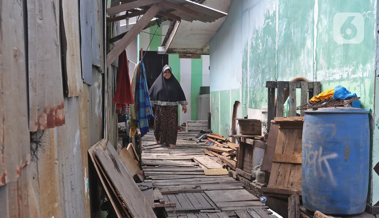 Aktivitas warga di Kampung Apung, Jakarta, Selasa (26/11/2019). Untuk mengurangi genangan air di Kampung Apung, Pemprov DKI berencana membuat saluran air pada 2020 mendatang, selain itu akan disediakan beberapa pompa mobile saat musim hujan tiba. (Liputan6.com/Herman Zakharia)