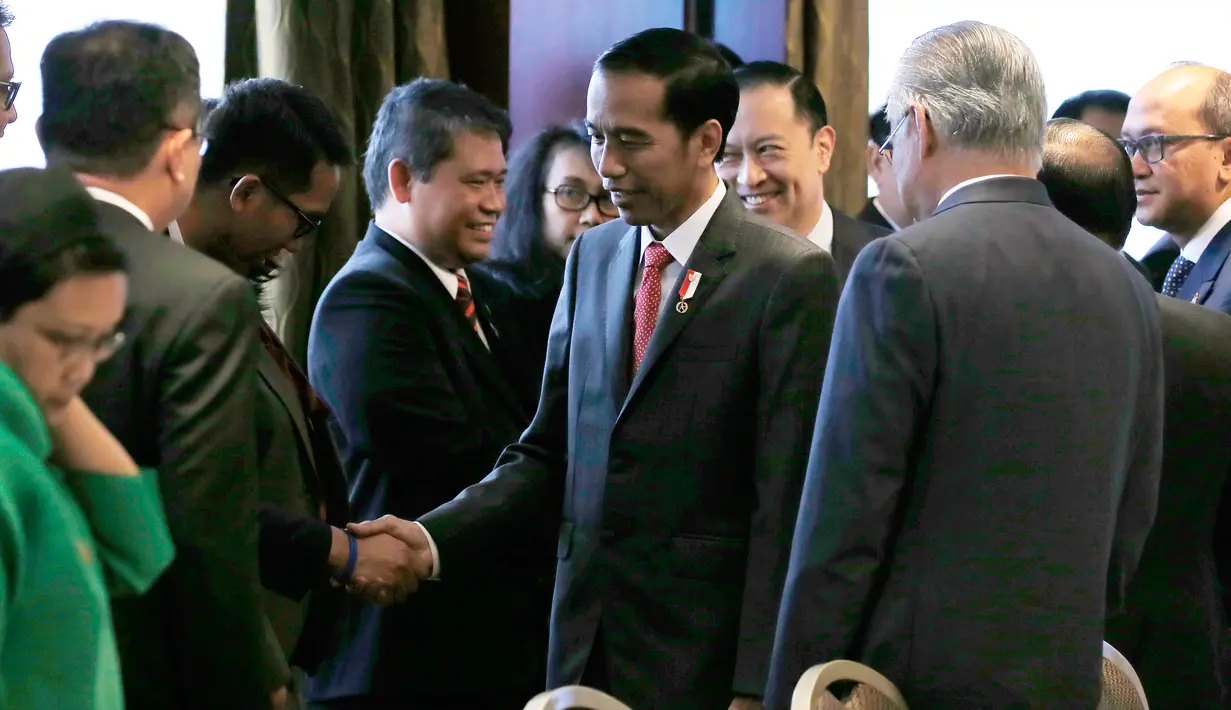 Sambutan delegasi Indonesia saat Presiden Jokowi tiba dalam kunjungannya ke Sydney, Australia, Sabtu (25/2). Dari segi ekonomi, Presiden Jokowi dan PM Turnbull menyinggung pentingnya IACEPA yang akan diselesaikan tahun ini. (Jason Reed/Pool/AFP)