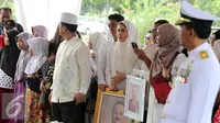 Suasana pemakaman ayah Marini Zumarnis, Zumarnis Zein, di TPU Karet Bivak, Jakarta, Jumat (17/6/2016). [Foto: Herman Zakharia/Liputan6.com]