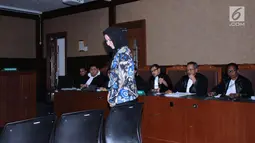 Bupati nonaktif Kutai Kartanegara, Rita Widyasari bersiap menjalani sidang lanjutan dugaan suap pemberian izin lokasi perkebunan kelapa sawit di Pengadilan Tipikor, Jakarta, Rabu (21/2). Sidang mendengar keterangan saksi. (Liputan6.com/Helmi Fithriansyah)