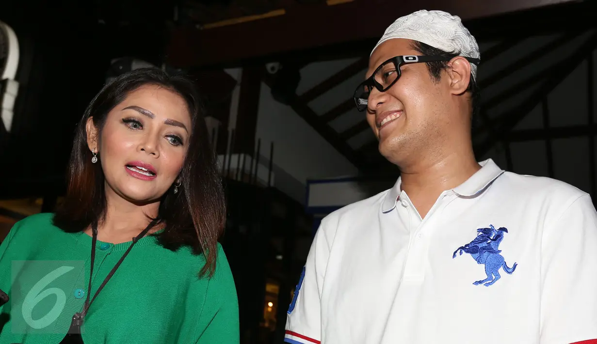 Kristina enggan menjawab status kedekatan dirinya dengan Gus Anom, Jakarta, Selasa (1/10). Kristina mengaku ikut meeting dengan Gus Anom yang akan menggelar pengajian di berbagai daerah. (Liputan6.com/Herman Zakharia)
