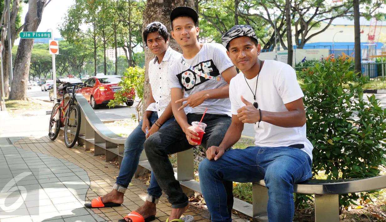 Para penggawa Garuda Muda bersantai sejenak usai melaksanakan ibadah salat Jumat di Masjid Sultan, Bugis, Singapura (5/6/2015). Ilham Udin Armayin, Agung Prasetyo, dan M Abduh Lestaluhu berfoto di salah satu sudut jalan. (Liputan6.com/Helmi Fithriansyah)