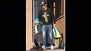Penyerang Real Madrid Cristiano Ronaldo saat menjemput anaknya pulang sekolah di Madrid, Selasa (27/1/2015). (Dailymail)