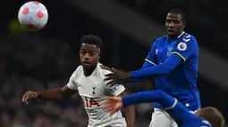 Gelandang Everton Abdoulaye Doucoure (kanan) bersaing dengan gelandang Tottenham Hotspur Ryan Sessegnon pada pekan ke-28 Liga Inggris 2021-2022 di Tottenham Hotspur Stadium, Selasa (8/3/2022) dini hari WIB. Tottenham Hotspur tanpa ampun menghajar Everton lima gol tanpa balas. (Ben STANSALL/AFP)