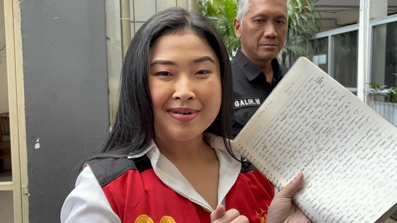 Mantan pegawai AIPA Laras Faizati Khairunnisa menjalani sidang putusan kasus dugaan penghasutan berujung demo rusuh pada akhir Agustus 2025.