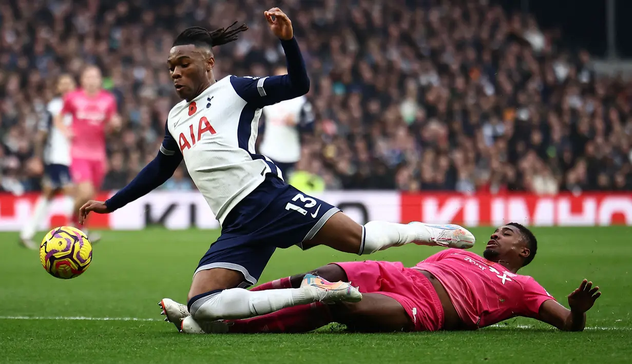 Pemain Ipswich Town, Ben Johnson (kiri) berebut bola dengan pemain Tottenham Hotspur, Destiny Udogie pada laga lanjutan Liga Inggris 2024/2025 di Tottenham Hotspur Stadium, London, Senin (11/11/2024) WIB. (AFP/Henry Nicholls)