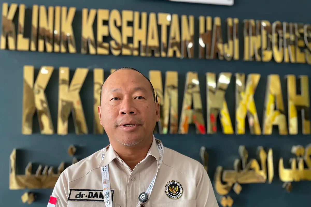 Plt. Kepala Pusat Kesehatan Haji Kemenhaj dr Dani Pramudya saat diwawancarai tim Media Center Haji (MCH) di KKHI Makkah, Kamis, 4 Juni 2026. (dok. Media Center Haji)