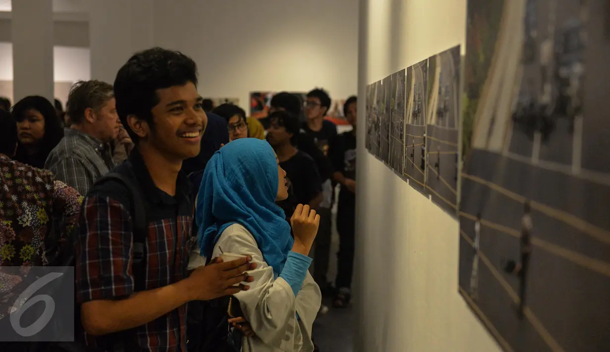 Pengunjung melihat karya foto pameran Anugerah Pewarta Foto Indonesia (APFI) 2017 di Jakarta, Jumat (21/4). Selain itu, ada satu karya multimedia terbaik yang dipilih dari 37 karya multimedia yang dikirimkan oleh 26 peserta. (Liputan6.com/Faizal Fanani)