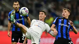 Gelandang Sampdoria Filip Djuricic (tengah) menendang bola di sebelah gelandang Inter Milan Nicolo Barella (kanan) pada giornata ke-12 Serie A 2022/23 di Giuseppe Meazza, Minggu (30/10/2022) dini hari WIB. Berkat kemenangan ini naik ke peringkat kelima klasemen Serie A dengan raihan 24 poin dari 12 laga. (Photo by MIGUEL MEDINA / AFP)