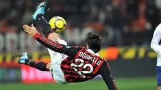 Tendangan salto Marco Borriello yang menghasilkan gol keempat buat kemenangan AC Milan yang menekuk Genoa 5-2 pada partai Serie A di San Siro, Milan, 6 Januari 2010. AFP PHOTO/GIUSEPPE CACACE