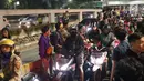 Pengendara motor melintas di ruas Jalan Gatot Subroto depan Gedung MPR/DPR/DPD RI, Jakarta, Kamis (19/9/2019). Sebagian ruas Jalan Gatot Subroto depan Gedung Parlemen ditutup karena ada aksi mahasiswa menolak revisi RKUHP-UU KPK. (Liputan6.com/Helmi Fithriansyah)