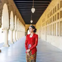 Kebaya kutubaru Maudy Ayunda dengan warna merah terang berdetail kancing depan [IG Maudy Ayunda]