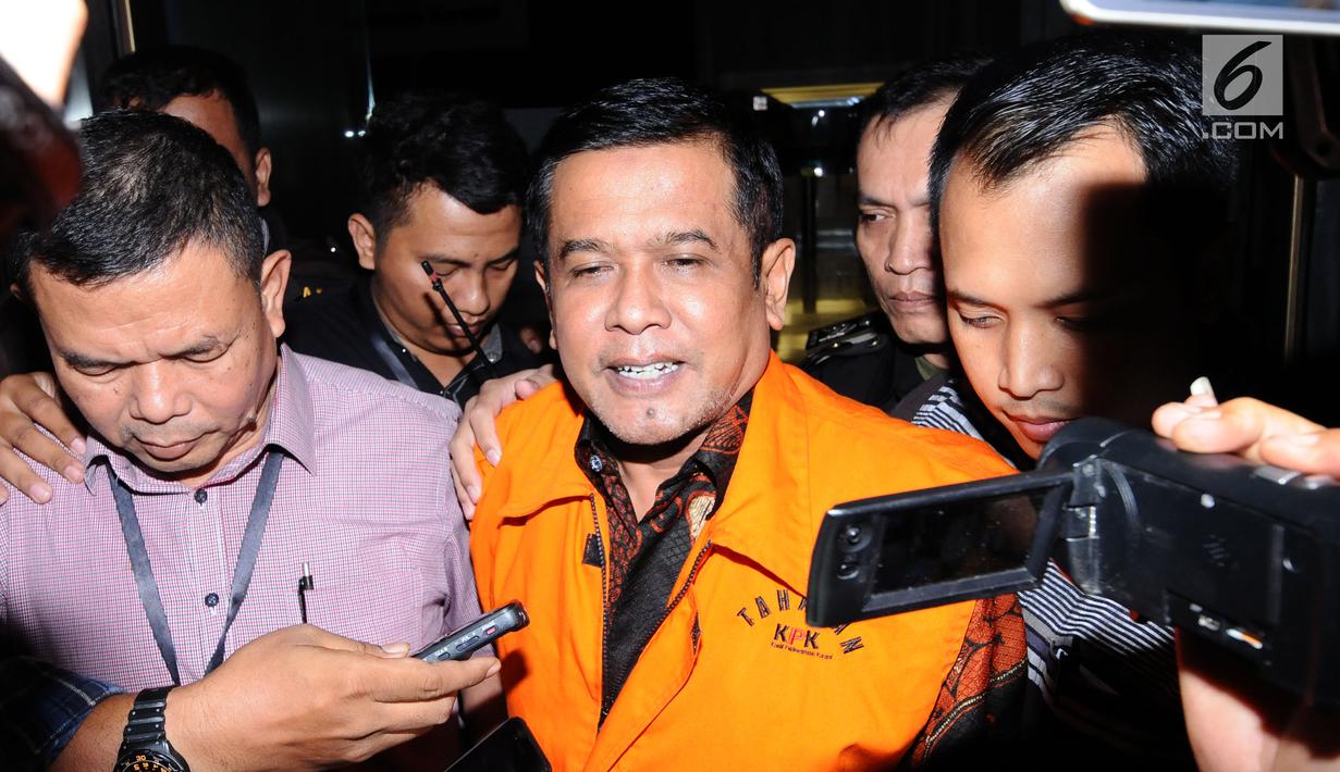 Bupati Nganjuk Taufiqurrahman (tengah) saat meninggalkan gedung KPK Jakarta, Kamis (26/10). Taufiqurrahman ditahan KPK melalui OTT terkait dugaan suap perekrutan dan pengelolaan ASN/PNS di Kabupaten Nganjuk. (Liputan6.com/Helmi Fithriansyah)