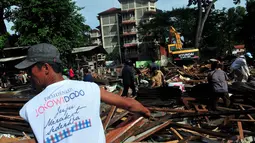 Penggusuran pedagang kaki lima dan bangunan liar di Jalan Tebet Barat Raya, Jakarta ini berlangsung lancar, Rabu (3/12/2014). (Liputan6.com/Johan Tallo)