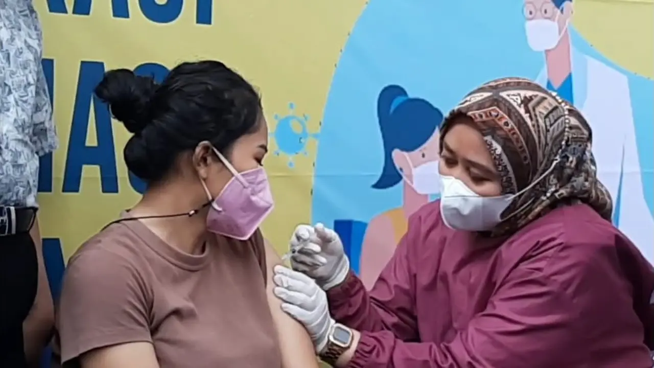 Seorang peserta vaksinasi dari kalangan ibu hamil kota Tasikmalaya, Jawa Barat tengah mengikuti program vaksinasi berhadiah layana USG kandungan secara gratis.