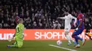 Manchester City nyaris mencetak gol pada menit ke-70 lewat Bernardo Silva. Namun sayang dapat dipatahkan barisan pertahanan Crystal Palace. (AP Photo/Matt Dunham)