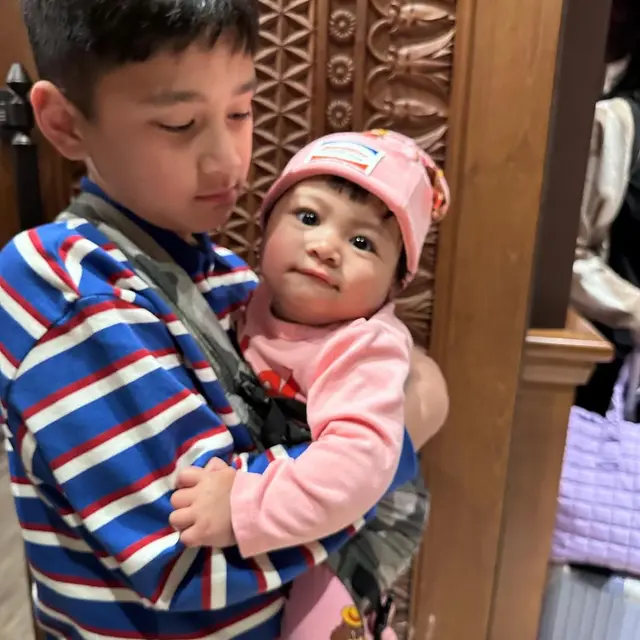 Momen Menggemaskan, Rafathar Gendong Lily