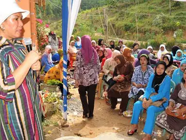 Citizen6, Lampung: Ketua Tim Penggerak PKK, Ny.Hasiah Basri, memberikan pembinaan kepada para kader dari berbagai kampung yang ada di Kecamatan Tulang Bawang tengah. Kegiatan ini berlangsung di Kampung Panaragan Jaya, Rabu sore (27/4). (Pengirim: Jerry)