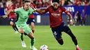 Bek Atletico Madrid #03 Cesar Azpilicueta berebut bola dengan bek Osasuna #22 Johan Mojica pada laga penutup jornada ketujuh Liga Spanyol di Stadion El Sadar, Jumat (29/9/2203) dini hari WIB. (ANDER GILLENEA / AFP)