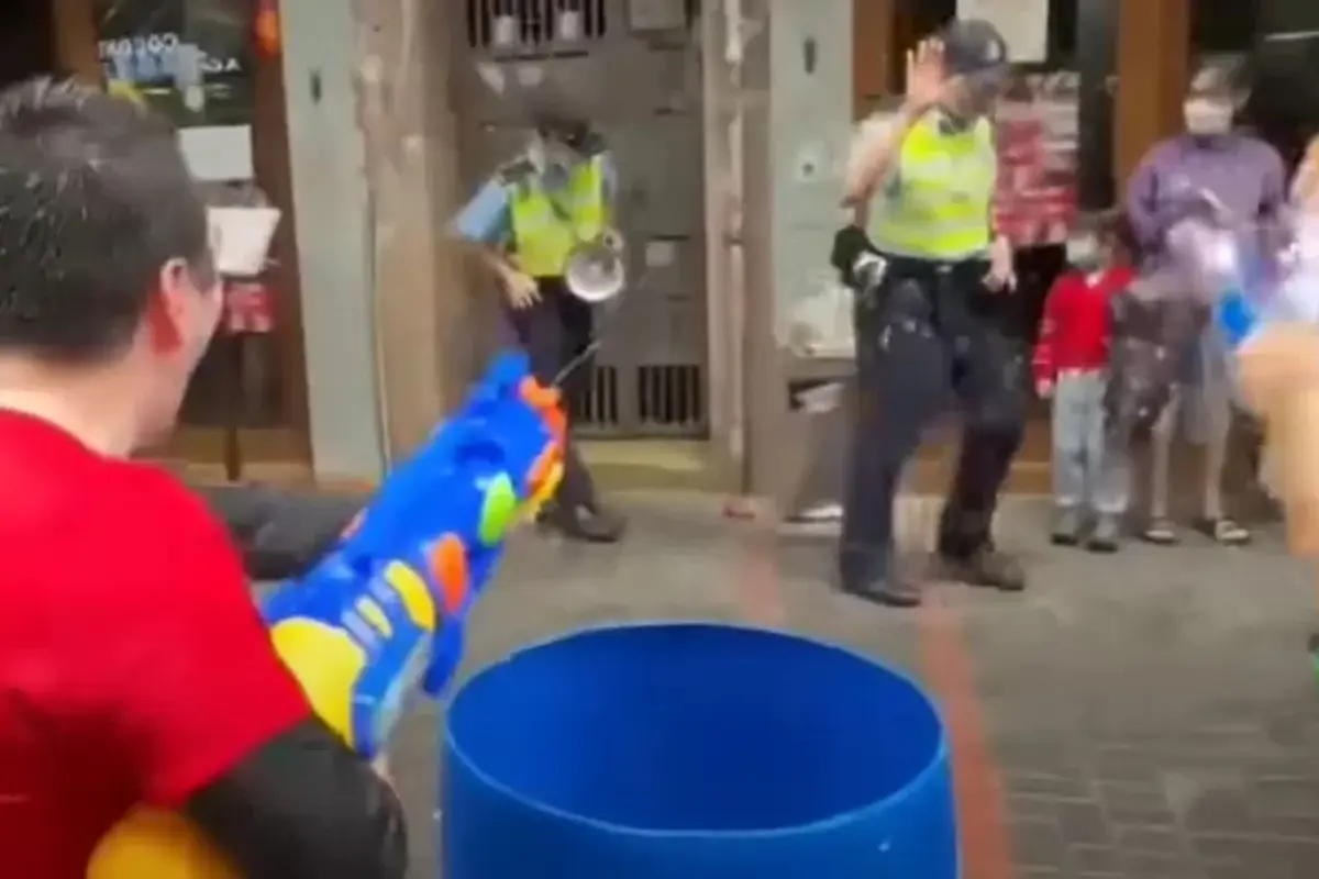2 Pria Hong Kong Ditangkap karena Pistol Air
