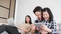 Potret keluarga bahagia menikmati internet super cepat.(depositphotos.com/Nattakorn)