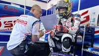 Pembalap SDG MS Harc-Pro.Honda.Ph, Haruki Noguchi (kanan), melihat lintasan sebelum dimulainya latihan bebas pada kelas ASB1000 ARRC Mandalika 2023 di Sirkuit Mandalika, Lombok, Jumat (11/08/2023). (Twitter/@SdgMSOfficial)