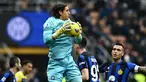 Ada yang unik dalam daftar 5 besar klasemen sementara Liga Italia Serie A 2023/2024 hingga pekan ke-30 yang tengah berjalan. Klub-klub yang ada dalam daftar 5 besar klasemen sementara nyatanya mengandalkan sosok kiper asing sebagai pilihan utama di bawah mistar gawang dibandingkan menjatuhkan pilihan kepada kiper lokal. Berikut daftar kelima kiper asing tersebut. (AFP/Gabriel Bouys)