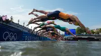 Para atlet menyelam ke sungai Seine saat mereka memulai tahap renang triathlon individu putra di Olimpiade Paris 2024 di pusat kota Paris pada 31 Juli 2024.. (David Goldman / POOL / AFP)