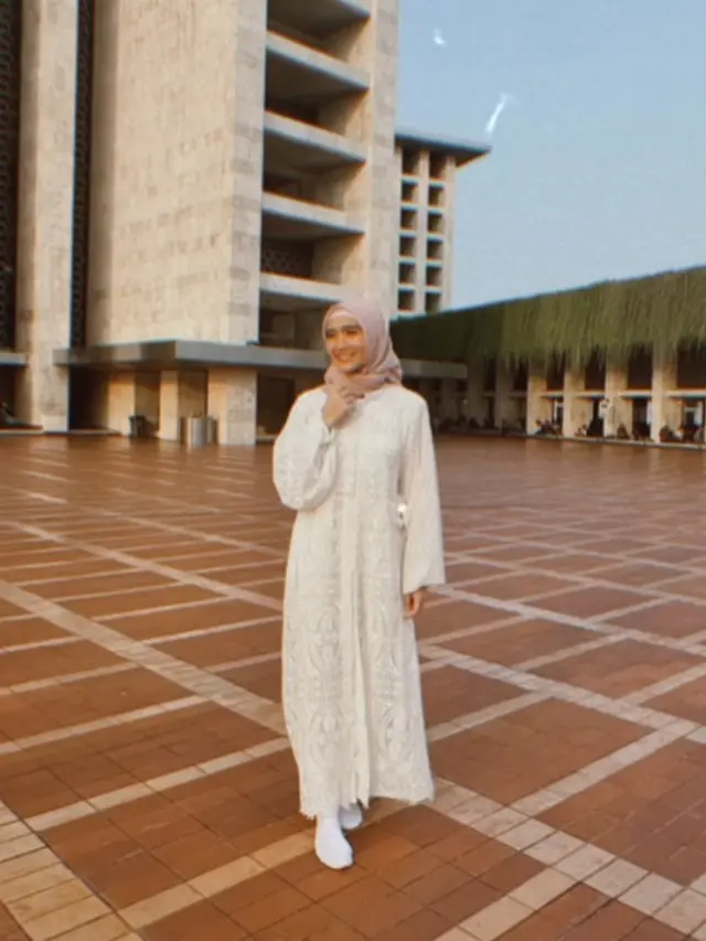 Gaya Febby Rastanty Kenakan Dress Panjang Lace. [@febbyrasranty]