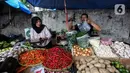 Padagang  kebutuhan pokok menunggu pembeli di Pasar Tradisional Kebayoran, Jakarta Selatan, Senin, (5/9/2022). Harga sembako berpotensi naik lantaran biaya logistik semakin mahal menyusul kenaikan harga bahan bakar minyak (BBM) yang secara resmi diumumkan beberapa waktu lalu. (Liputan6.com/Johan Tallo)