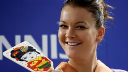 Petenis asal Polondia, Agnieszka Radwanska tersenyum saat acara temu fans disela turnamen tenis Pan Pacific Terbuka di Ariake Coliseum, Tokyo, Jepang (20/9). Penampilan tiga petenis cantik ini menjadi pusat perhatian warga Jepang. (REUTERS/Issei Kato)