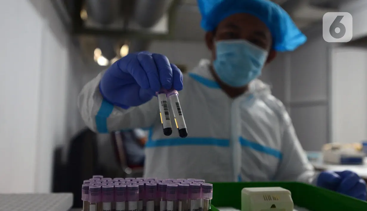 Petugas medis merpikan sampel darah saat melakukan rapid test pegawai PT KapanLagi Youniverse (KLY) di Senayan City, Jakarta, Kamis (4/6/2020). Jelang new normal, seluruh pegawai KLY menjalani rapid test guna menekan penyebaran virus corona COVID-19. (merdeka.com/Imam Buhori)