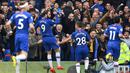 Para pemain Chelsea merayakan gol yang dicetak Gonzalo Higuain ke gawang Watford pada laga Premier League di Stadion Stamford Bridge, London, Minggu (5/5). Chelsea menang 3-0 atas Watford. (AFP/Ben Stansall)