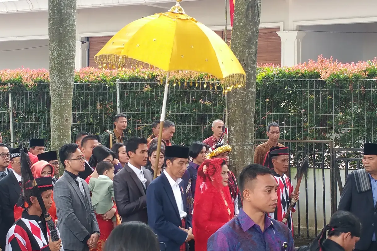 Hadiri Puncak Pesta Adat Kahiyang-Bobby, Jokowi Disambut Bak Raja