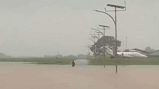 Banjir di Bandara Halim Perdanakusuma. Foto: istimewa dari berbagai sumber