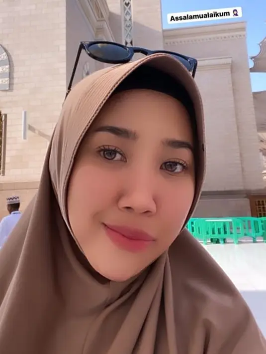 Selain makin terlihat cantik dan anggun, penampilan calon istri Muhammad Khairi ini sukses mencuri perhatian warganet. Tak sedikit netizen yang mendoakan Kiky Saputri agar segera mengenakan hijab. (Liputan6.com/IG/@kikysaputrii)