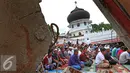 Warga memanfaatkan halaman Masjid Jami Quba untuk melaksanakan Salat Jumat, Aceh, Jumat (9/12). Gempa berkekuatan 6,5 SR telah merobohkan ratusan bangunan termasuk Masjid Jami Quba. (Liputan6.com/Angga Yuniar)