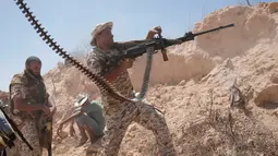 Tentara Libya saat menggempur militan ISIS di Kota Sirte, Libya, (21/7). Tentara Libya bersekutu dengan pasukan PBB untuk merebut kembali kota Sirte dari tangan kelompok militan tersebut. (REUTERS/Goran Tomasevic)