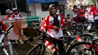 Juniar Hairudin seorang TKI asal Kabupaten Brebes, Jawa Tengah, menjadi orang yang kesekian kalinya yang beruntung membawa pulang hadiah sepeda presiden Joko Widodo saat bekerja di Singapura. (Liputan6.com/ Fajar Eko Nugroho)